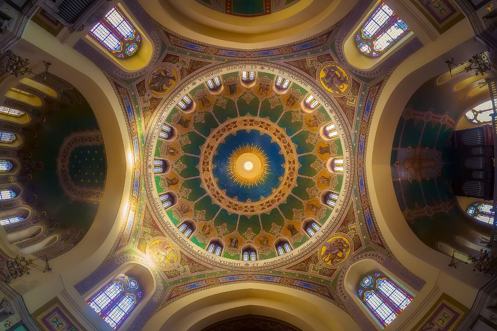 Decorated gold ceiling with round dome